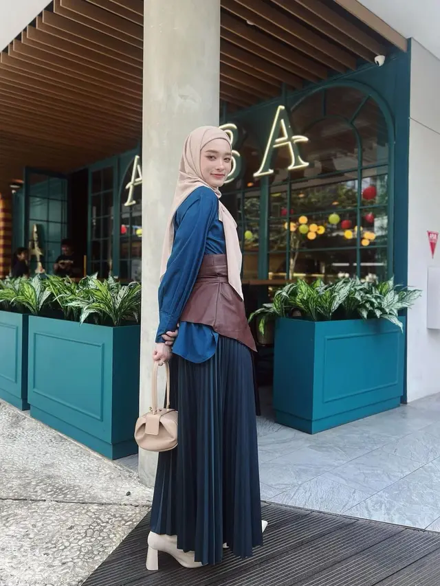 6 Gaya Berhijab ala  Inara Rusli, Cocok Jadi Inspirasi Busana Syar'i nan Simpel