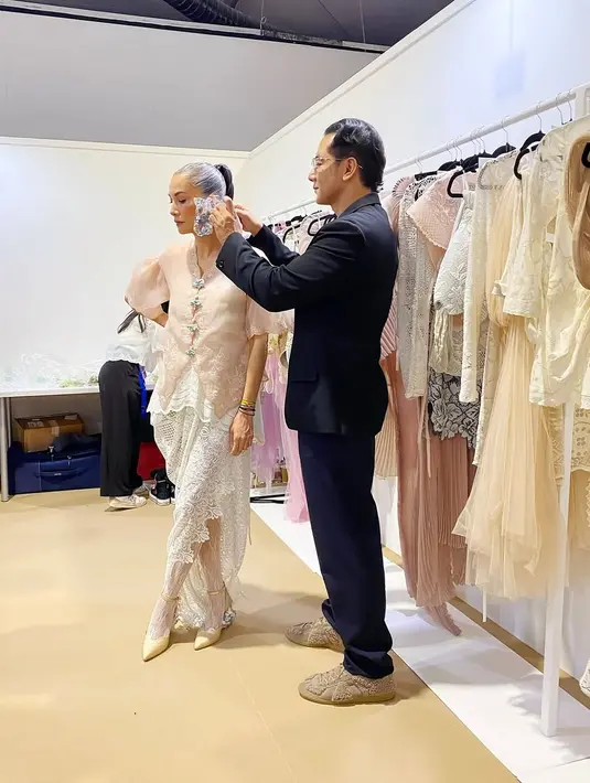 Meski sudah berusia 50 tahun, pesona menawan Nadya Hutagalung seolah tak terkikis oleh usia [@nadyahutagalung]