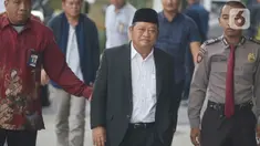 Bupati Sidoarjo Saiful Ilah (tengah) berjalan saat tiba di gedung KPK, Jakarta, Rabu (8/1/2020). Bupati Sidoarjo Saiful Ilah beserta beberapa orang lainnya terjaring operasi tangkap tangan (OTT) KPK yang diduga terkait pengadaan barang dan jasa. (merdeka.com/Dwi Narwoko)