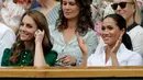 Duchess of Cambridge Kate Middleton (kiri) dan Duchess of Sussex Meghan Markle saat menyaksikan pertandingan final tunggal putri Wimbledon 2019 antara Serena Williams dengan Simona Halep di All England Lawn Tennis and Croquet Club, London, Inggris, Sabtu (13/7/2019). (BEN CURTIS/POOL/AFP)