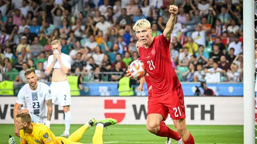 Striker Timnas Denmark, Rasmus Hojlund sementara juga menempati posisi ketiga dalam daftar top skor Kualifikasi Euro 2024. Pemain yang baru bergabung dengan Manchester United pada awal musim 2023/2024 ini total telah mencetak 7 gol dari 8 laga, termasuk satu kali hattrick ke gawang Finlandia pada laga pertama Grup H. Menyisakan dua laga lagi, Denmark sementara menghuni posisi kedua Grup H dengan 19 poin, sama dengan pemuncak klasemen, Slovenia. (AFP/Jure Makovec)