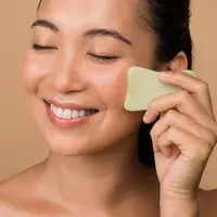 Ilustrasi teknik pijat wajah gua sha. (c) VitalikRadko/Depositphotos.com