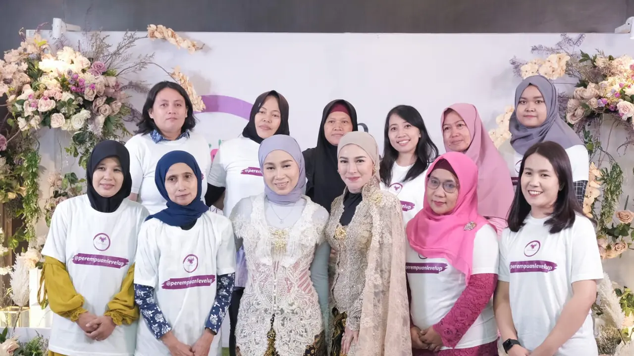 Gaya Shandy Purnamasari Pakai Outfit Merah Muda, Crazy Rich Malang