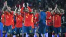 Para pemain Spanyol menyapa suporter usai melawan Maroko pada laga grup B Piala Dunia di Stadion Kaliningrad, Kaliningrad, Senin (25/6/2018). Kedua negara bermain imbang 2-2. (AFP/Patrick Hetrzog)