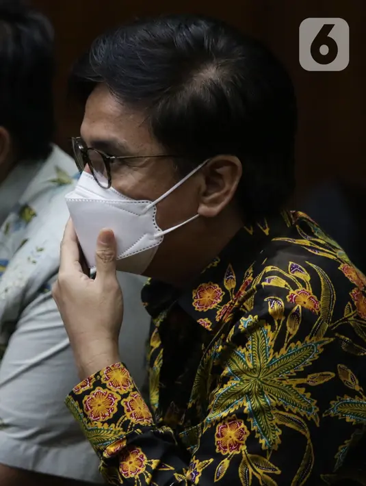 Terdakwa dugaan korupsi pengadaan tanah di Munjul, Pondok Ranggon, Jakarta Timur 2019 yang juga Mantan Dirut PPSJ, Yoory C Pinontoan bersiap menjalani sidang pembacaan tuntutan di Pengadilan Tipikor Jakarta, Kamis (10/2/2022). Yoory dituntut 6 tahun 8 bulan penjara. (Liputan6.com/Helmi Fithriansyah)