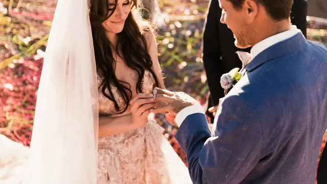 [Bintang] Nikah di Ketinggian, Foto-foto Pasangan Ini Bikin Jantung Longsor