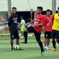 Gelandang Bali United, Lucas Garcia Benetao (kiri) berusaha mengontrol bola saat latihan di Lapangan Pertamina, Jakarta, Rabu (6/4/2016). Kandas di Piala Bhayangkara 2016, Bali United bersiap mengikuti Trofeo Persija. (Liputan6.com/Helmi Fithriansyah)