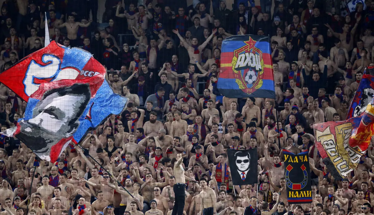 Dukungan suporter CSKA Moscow saat timnya melawan Arsenal pada leg kedua Liga Europa di CSKA Arena, Russia, (12/3/2018). Arsenal lolos ke Semifinal dengan agregat gol 6-3. (AP/Alexander Zemlianichenko)