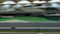 Pebalap Movistar Yamaha, Valentino Rossi, beraksi saat tes pra musim MotoGP 2016 di Sirkuit Sepang, Malaysia, (3/2/2016). (AFP/Mohd Rasfan)