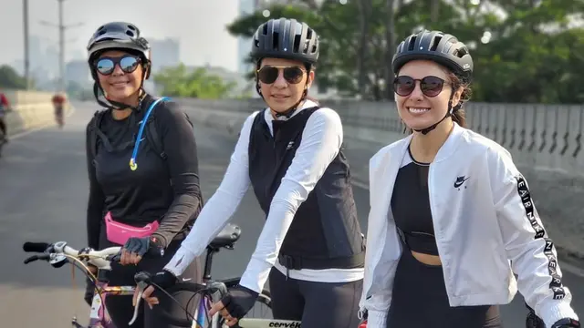 6 Gaya Wulan Guritno Saat Olahraga Bersepeda, Sporty dan Stylish