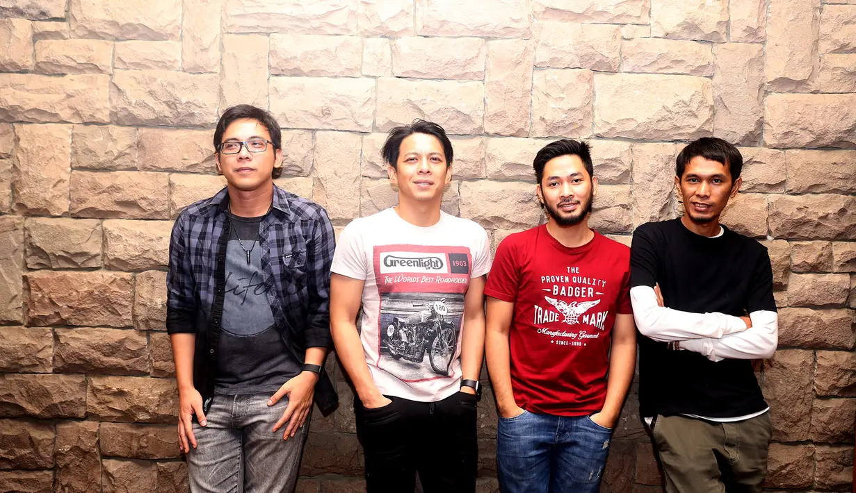 Saat pergantian tahun, NOAH mengakhiri tahun dengan menggelar konser spesial bertajuk Move on Party dan Welcome Hope 2016. Konser ini di siarkan secara langsung oleh stasiun SCTV. (Andy Masela/Bintang.com)