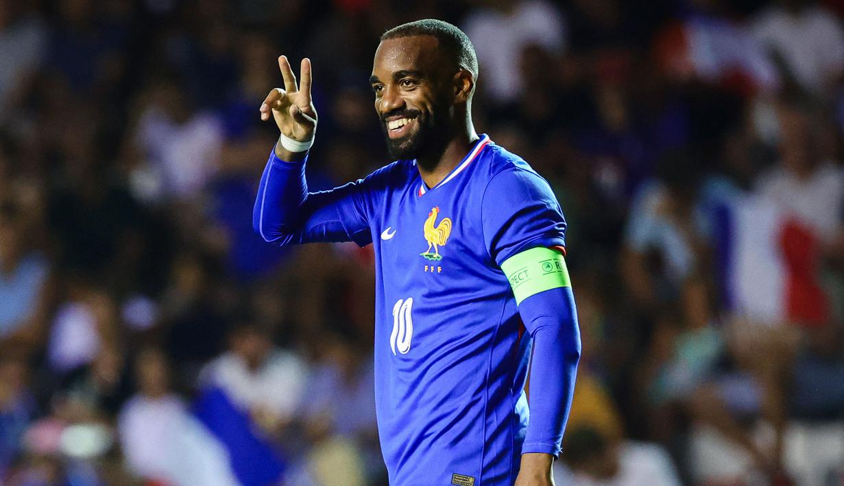 Alexandre Lacazette akan memperkuat lini serang Les Blues asuhan Thierry Henry untuk Olimpiade 2024. Sebagai pemain yang berpengalaman, Lacazette ditunjuk menjadi kapten Prancis di Olimpiade 2024. Pemain berisia 33 tahun itu diharapkan bisa mencetak banyak gol pada ajang ini. (AFP/Clement Mahoudeau)