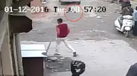 Adegan dari CCTV saat si bocah terjatuh dan nyaris tertabrak mobil. (Cover Asia Press)