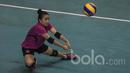 Pevoli Indonesia, Wahida Muntaza, bersiap memukul bola saat mengikuti pemusatan latihan nasional jelang SEA Games di Padepokan Voli Sentul, Bogor, Rabu (17/5/2017). (Bola.com/Vitalis Yogi Trisna)