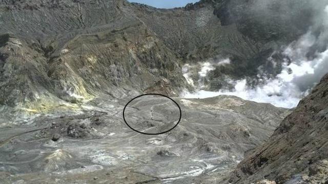 Sekelompok pengunjung (dilingkari) terlihat di dalam kawah sebelum kejadian.
