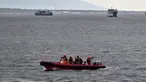 Tim penyelamat Indonesia mencari korban hilang dalam kecelakaan Kapal Motor Penumpang (KMP) Tunu Pratama Jaya di perairan Selat Bali dekat Jembrana, pada Sabtu 5 Juli 2025. (SONNY TUMBELAKA/AFP)