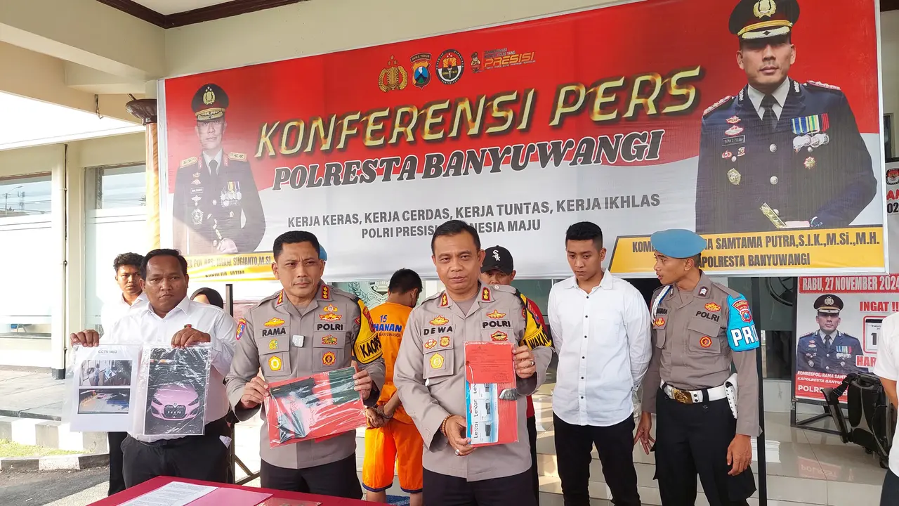 Kapolresta Banyuwangi Kombes Pol Rama Samtama Putra, (tengah) menunjukan sejumlah barang bukti yang dimiliki tersangka dalam aksi koboynya  di jalanan beberapa waktu lalu (istimewa)