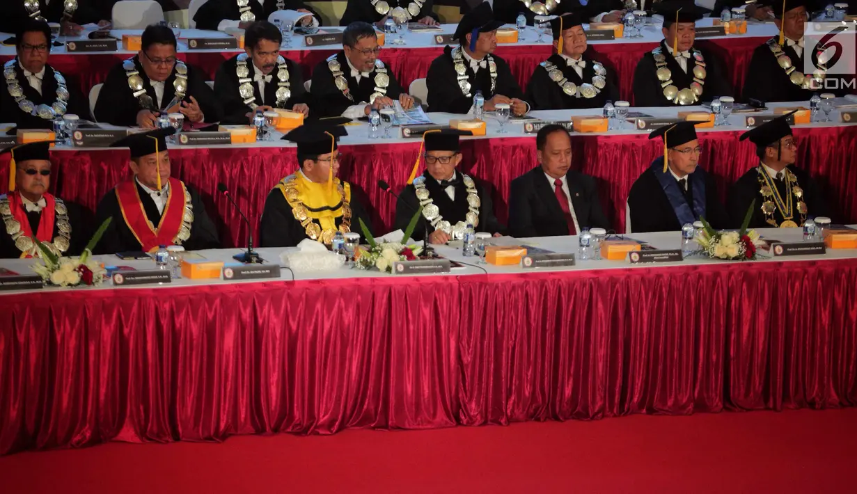 Kapolri Jenderal Tito Karnavian (tengah) menghadiri pengukuhan dirinya sebagai guru besar untuk studi strategis kajian kontra terorisme di Sekolah Tinggi Ilmu Kepolisian Perguruan Tinggi Ilmu Kepolisian, Kamis (26/10). (Liputan6.com/Faizal Fanani)