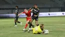 <p>Kiper Dewa United, Sonny Stevens berhasil menangkap bola dari ancaman pemain Persija Jakarta, Maciej Gajos (kiri) yang dikawal ketat Junior Eldstal pada laga pekan ke-10 BRI Liga 1 2023/2024 di Stadion Indomilk Arena, Tangerang, Jumat (25/8/2023). (Bola.com/M Iqbal Ichsan)</p>