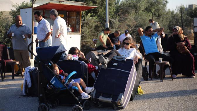 Warga Palestina menunggu untuk masuk ke wilayah Mesir melalui perbatasan Rafah di Kota Rafah, Jalur Gaza selatan (11/8/2020). Pembukaan perbatasan tersebut guna mengizinkan ratusan warga Palestina yang terjebak untuk menyeberang. (Xinhua/Khaled Omar)