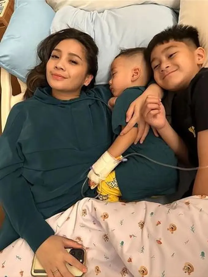 6 Potret Rafathar Peluk Rangkul Rayyanza Saat Sakit, Habis Rontgen Paru-Paru