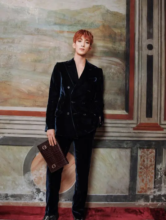 Member Seventeen DK pun hadir di fashion show Bally. Ia mengenakan setelan berbahan velvet dengan rambut orangenya. (@dk_is_dokyeom)