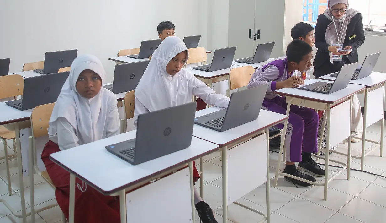 Total, ada 75 siswa yang akan bersekolah di Sentra Handayani. Mereka terdiri dari 35 laki-laki, dan 40 perempuan yang terbagi dalam 3 rombongan belajar untuk jenjang SMP. Masing-masing berjumlah 25 siswa. (merdeka.com/Arie Basuki)