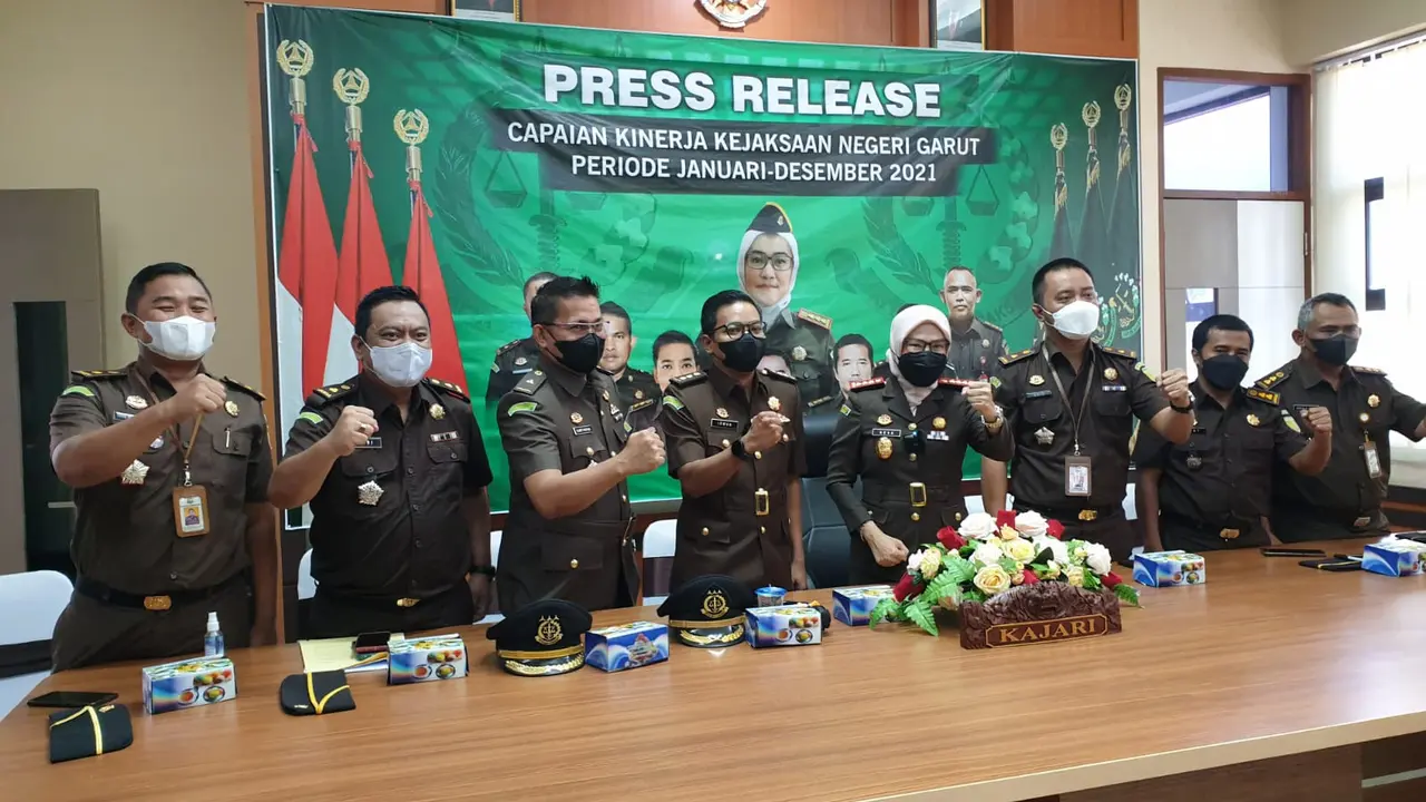 Kajari Garut Neva Susanti bersama para Kasi di lingkungan Kejari Garut, Jawa Barat dalam paparan kinerja akhir tahun 2021.
