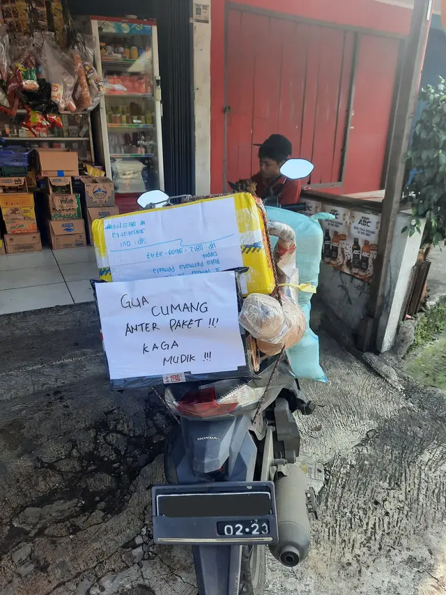 6 Potret Kocak Tulisan 'Bukan Mudik' Kurir Paket Ini Bikin Senyum Kecut