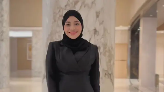 Potret Aurel Hermansyah Berbalut Gaun Hitam (credit: https://www.instagram.com/aurelie.hermansyah/)