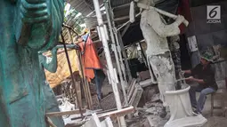 Perajin Sutopo membuat pesanan patung raksasa di kawasan Pondok Cabe, Tangerang Selatan, Jumat (14/12). Sutopo menjual patungnya berkisar antara Rp1,7 juta Hingga Milliaran rupiah. (Liputan6.com/Faizal Fanani)