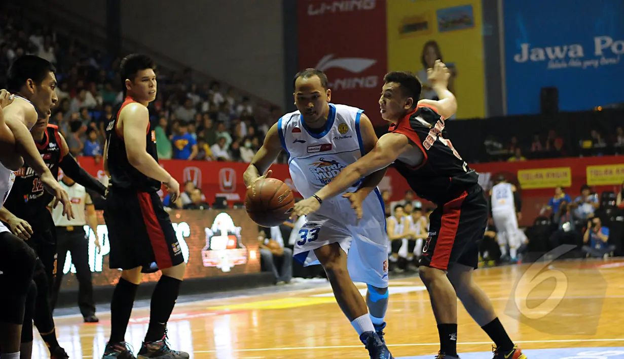 Pebasket SM Britama, Wisnu Arki Dikania (tengah) mencoba menembus pertahanan tim Aspac Jakarta saat berlaga di NBL Championship 2015 di Jakarta, Senin (4/5/2015). SM Britama unggul 59-53 atas Aspac Jakarta. (Liputan6.com/Helmi Fithriansyah)   