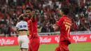 Aditya Warman (tengah) merayakan golnya bersama rekan satu timnya pada pekan ke-16 BRI Super League 2025/2026 di Stadion Utama Gelora Bung Karno (SUGBK), Jakarta Pusat, Sabtu (3/1/2026) sore WIB. (Bola.com/Abdul Aziz)