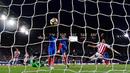 Gelandang Prancis, Antoine Griezmann, mencetak gol ke gawang Paraguay pada laga uji coba di Stadion Roazhon Park, Rennes (02/06/17). Prancis menang 5-0. (AFP/Frank Fife)