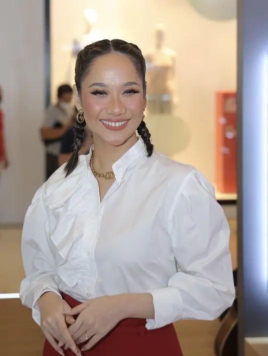 Ia pun nampak mengenakan eyeshadow pink yang serasi dengan lipstik glossynya. Mengenakan eyeshadow cokelat dan bulu mata tebalnya. Rambut kepang duanya pun nampak unik. Credit: Daniel Kampua