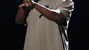 Penyanyi rap Kanye West saat berada di ajang penghargaan MTV Video Music Awards 2015, Los Angeles, Minggu (30/8). Pada kesempatan itu, suami dari Kim Kardashian tersebut memastikan diri bakal menjadi calon presiden AS tahun 2020.(REUTERS/Mario Anzuoni)