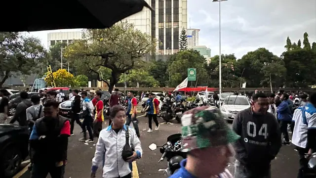 Massa buruh PT Indomarco Prismatama memadati kantor Kementerian Ketenagakerjaan pada Selasa, 26 Mei 2026.