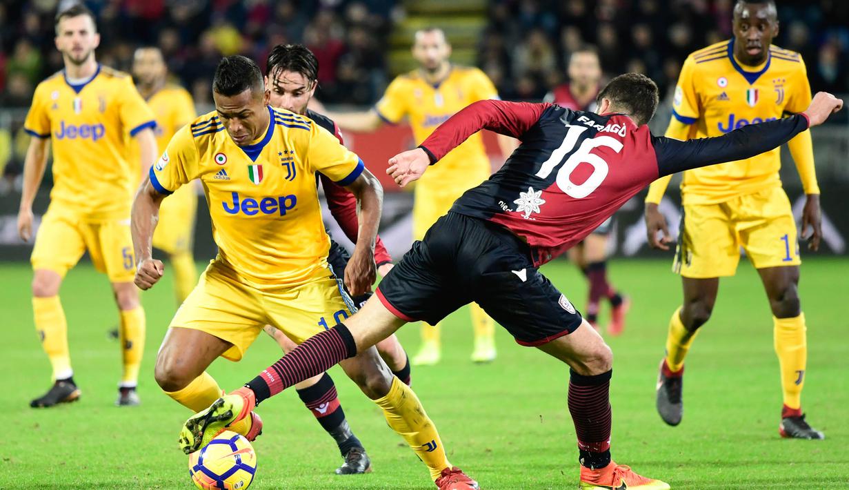 Bek Juventus, Alex Sandro, berusaha melewati bek Cagliari, Paolo Farago, pada laga Serie A Italia di Stadion Sardegna, Cagliari, Sabtu (6/1/2018). Cagliari kalah 0-1 dari Juventus. (AFP/Miguel Medina)
