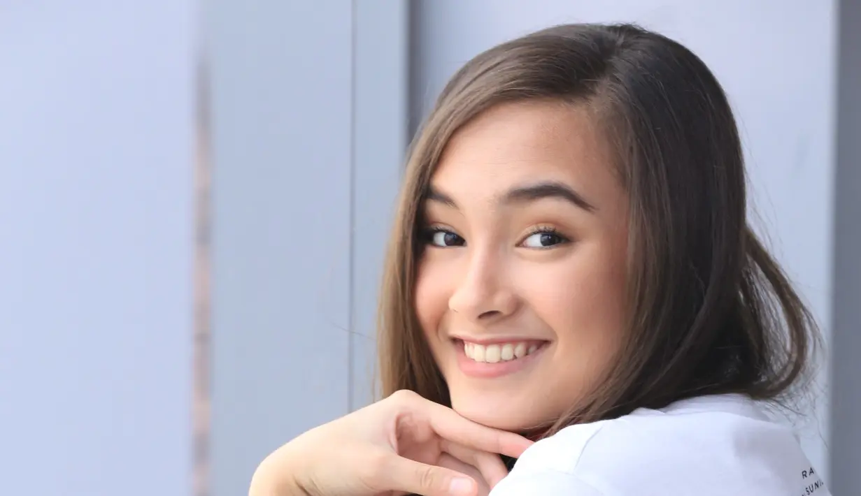 "Saya berperan jadi Via, anak 19  tahun yang lagi magang dikantornya kak Pev, kak Lio, sama kak Radit. Aku anak magang baru," ucapnya di SCTV Tower, Senayan, Jakarta, Senin (10/4/2017). (Adrian Putra/Bintang.com)