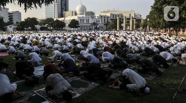FOTO: Pandemi, Salat Id di Masjid Al-Azhar Terapkan Protokol Kesehatan