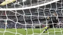 Kiper Arsenal, Aaron Ramsdale, berhasil menghalau bola tendangan pemain Manchester City, Rodri, pada laga Community Shield di Stadion Wembley, London, Minggu (6/8/2023). Arsenal mengalahkan Manchester City 4-1 lewat adu penalti setelah bermain imbang 1-1 selama 90 menit. (AFP/Glyn Kirk)