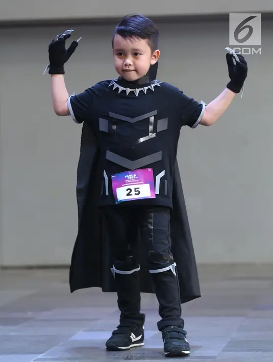 Model cilik berpose di atas catwalk saat mengikuti Kids Modeling Competition dalam Fimela Fest 2018, Jakarta, Minggu (18/11). Hari terakhir Fimela Fest 2018 dimeriahkan penampilan anak-anak mengikuti kompetisi model cilik. (Fimela.com/Nurwahyunan Nur)