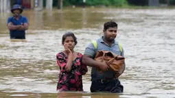 Sri Lanka menutup sekolah-sekolah pada hari Senin (3/6/2024) akibat hujan lebat yang memicu banjir dan tanah longsor di banyak wilayah di negara tersebut. (AP Photo/Eranga Jayawardena)