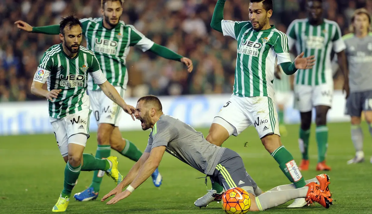 Striker Real Madrid, Karim Benzema, terpaksa dilanggar oleh pemain Real Betis dalam lanjutan La Liga Spanyol di Stadion Benito Villamarin, Sevilla, Senin (25/1/2016) dini hari WIB. (AFP/Cristina Quicler)