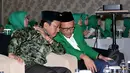 Romahurmuziy (kiri) berbincang dengan salah satu pengurus PPP DKI Jakarta, Senin (23/2/2015). Romahurmuziy yakin partai PPP akan menjadi peringkat nomer satu dalam pemilu yang akan datang. (Liputan6.com/JohanTallo)