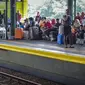 Penumpang menunggu kereta api di Stasiun Gambir, Jakarta, Minggu (26/5/2019). PT KAI bagian daerah operasional (Daop) 1 Jakarta akan menyediakan 957.282 tempat duduk (seat) kereta jarak jauh dan menengah sebagai upaya memenuhi kebutuhan angkutan lebaran 2019.  (Liputan6.com/Faizal Fanani)