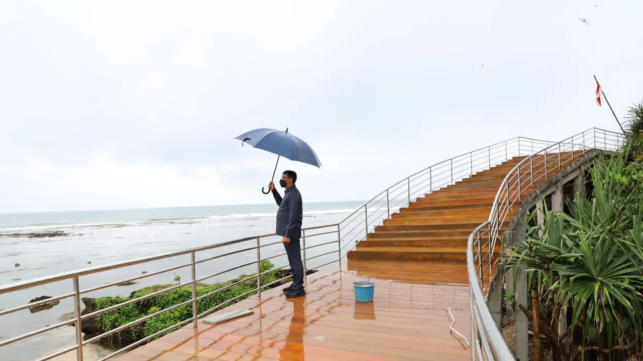 Gubernur Jawa Barat Ridwan Kamil menikmati sajian alam pantai Sayang Heulang Garut, Jawa Barat.