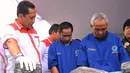 Kepala BNN Komjen Budi Waseso (kiri) berbincang dengan salah satu tersangka saat pemusnahan Narkoba di Tangerang, Rabu, (10/2). Barang bukti narkotika tersebut diperoleh dari pengungkapan empat kasus berbeda. (Liputan6.com/Faisal R Syam) 