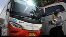 Petugas gabungan dari Kementerian Perhubungan mengecek kesiapan armada bus di Tangerang Selatan, Rabu (29/6). Pengecekan armada bus ini dalam rangka persiapan arus mudik Lebaran 2016. (Liputan6.com/Helmi Afandi)