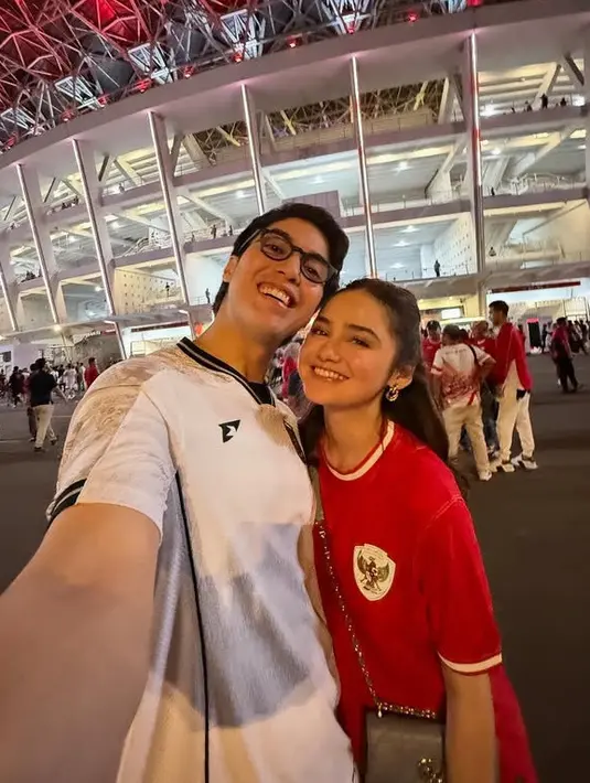 Syifa Hadju sebelum mengenakan jersey terbaru, ia mengenakan jersey timnas season sebelumnya. Tampak ia mengenakan anting-anting emas dan membawa sling bag hitam. [@elelrumi]